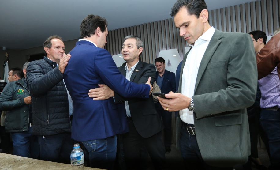 O governador Carlos Massa Ratinho Junior se reúne com prefeitos na sede da Associação dos Municípios do Oeste do Paraná (Amop) em Cascavel nesta sexta-feira (24),  para confirmar recursos do Estado para investimentos nos municípios. No mesmo encontro são anunciados investimentos que a Copel fará na região Oeste nos próximos três anos.   Cascavel, 24/05/2019 -  Foto: Geraldo Bubniak/ANPr