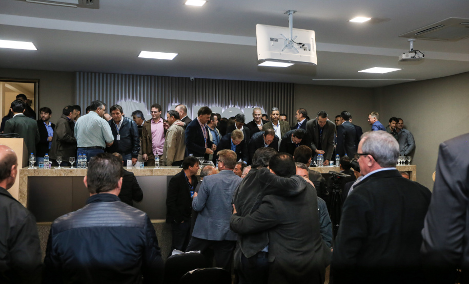 O governador Carlos Massa Ratinho Junior se reúne com prefeitos na sede da Associação dos Municípios do Oeste do Paraná (Amop) em Cascavel nesta sexta-feira (24),  para confirmar recursos do Estado para investimentos nos municípios. No mesmo encontro são anunciados investimentos que a Copel fará na região Oeste nos próximos três anos.   Cascavel, 24/05/2019 -  Foto: Geraldo Bubniak/ANPr