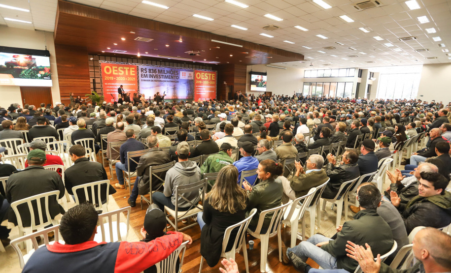 O governador Carlos Massa Ratinho Junior e o presidente da Copel, Daniel Pimentel Slaviero, anunciam nesta sexta-feira (24) os investimentos da Companhia na região Oeste do Paraná para os próximos três anos. Foto: Rodrigo Felix Leal/ANPr