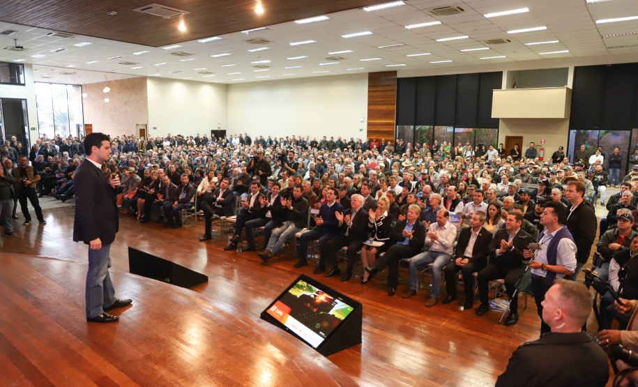 O governador Carlos Massa Ratinho Junior e o presidente da Copel, Daniel Pimentel Slaviero, anunciam nesta sexta-feira (24) os investimentos da Companhia na região Oeste do Paraná para os próximos três anos. Foto: Rodrigo Felix Leal/ANPr