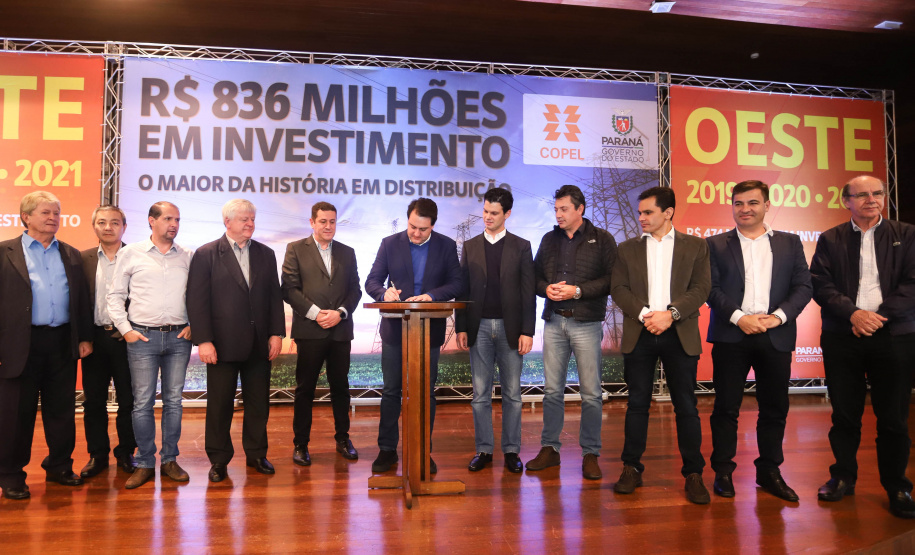 O governador Carlos Massa Ratinho Junior e o presidente da Copel, Daniel Pimentel Slaviero, anunciam nesta sexta-feira (24) os investimentos da Companhia na região Oeste do Paraná para os próximos três anos. Foto: Rodrigo Felix Leal/ANPr