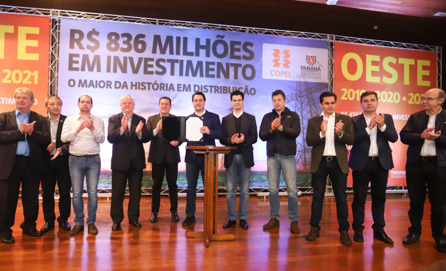 O governador Carlos Massa Ratinho Junior e o presidente da Copel, Daniel Pimentel Slaviero, anunciam nesta sexta-feira (24) os investimentos da Companhia na região Oeste do Paraná para os próximos três anos. Foto: Rodrigo Felix Leal/ANPr
