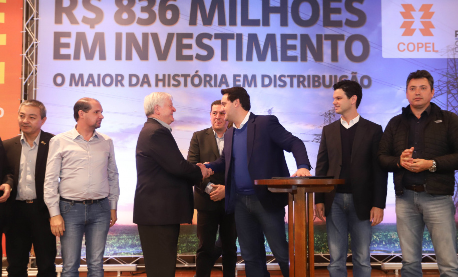 O governador Carlos Massa Ratinho Junior e o presidente da Copel, Daniel Pimentel Slaviero, anunciam nesta sexta-feira (24) os investimentos da Companhia na região Oeste do Paraná para os próximos três anos. Foto: Rodrigo Felix Leal/ANPr
