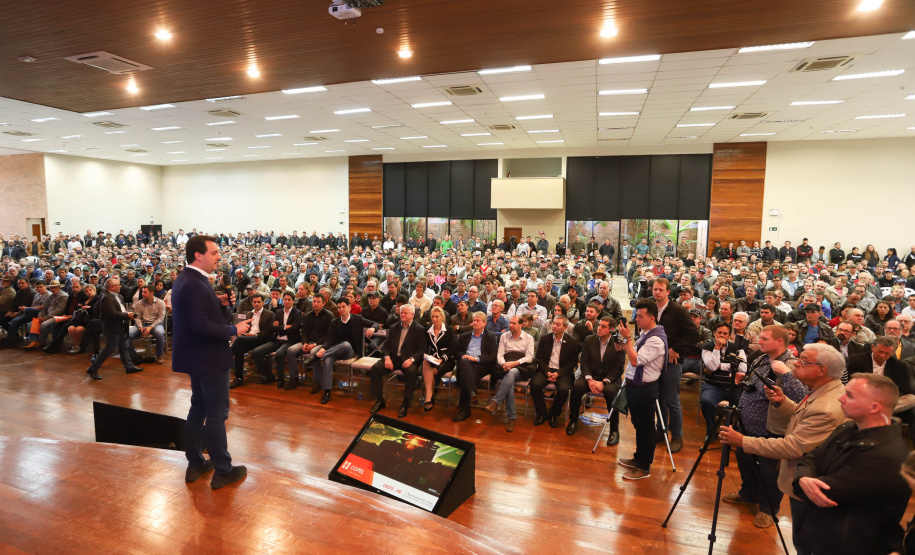 O governador Carlos Massa Ratinho Junior e o presidente da Copel, Daniel Pimentel Slaviero, anunciam nesta sexta-feira (24) os investimentos da Companhia na região Oeste do Paraná para os próximos três anos. Foto: Rodrigo Felix Leal/ANPr