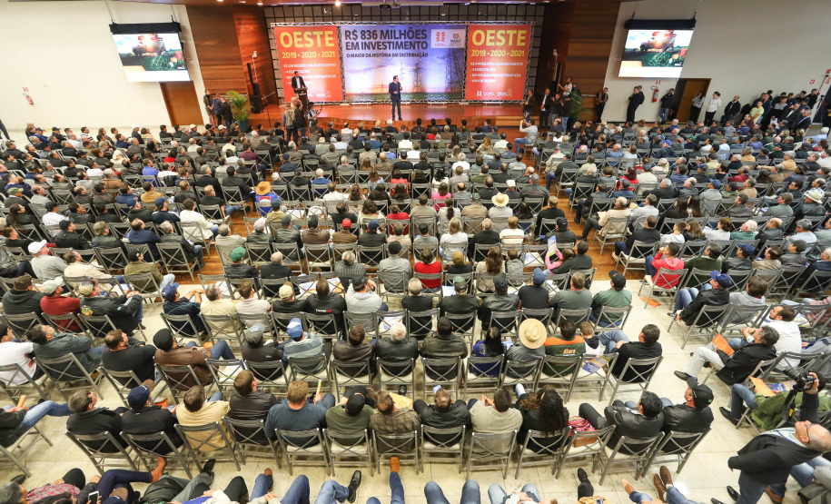 O governador Carlos Massa Ratinho Junior e o presidente da Copel, Daniel Pimentel Slaviero, anunciam nesta sexta-feira (24) os investimentos da Companhia na região Oeste do Paraná para os próximos três anos. Foto: Rodrigo Felix Leal/ANPr