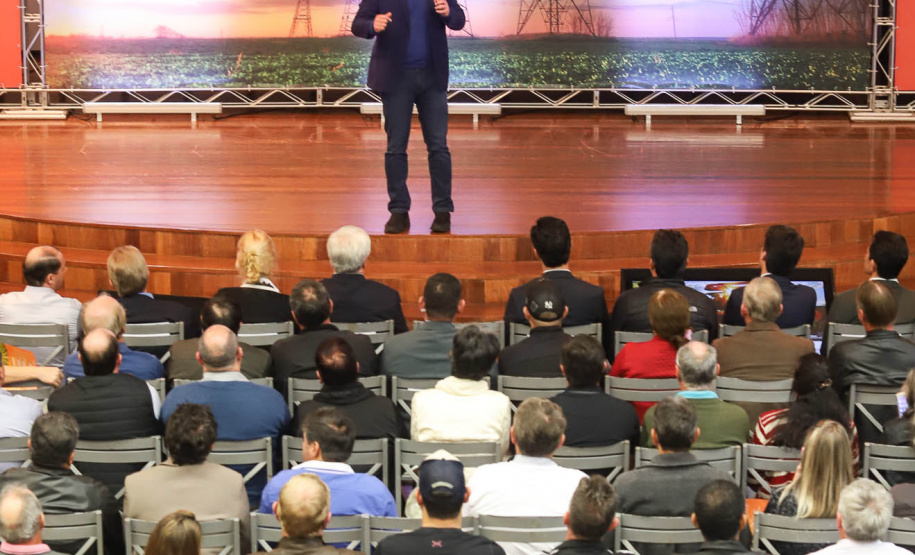 O governador Carlos Massa Ratinho Junior e o presidente da Copel, Daniel Pimentel Slaviero, anunciam nesta sexta-feira (24) os investimentos da Companhia na região Oeste do Paraná para os próximos três anos. Foto: Rodrigo Felix Leal/ANPr