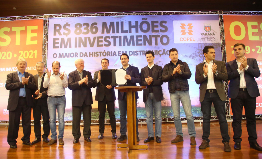 O governador Carlos Massa Ratinho Junior e o presidente da Copel, Daniel Pimentel Slaviero, anunciaram nesta sexta-feira (24) os investimentos da Companhia na região Oeste do Paraná para os próximos três anos. Foto: Jaelson Lucas/ANPr