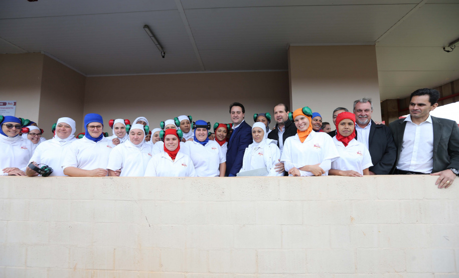 O governador Carlos Massa Ratinho Junior conheceu nesta sexta-feira (24) as novas instalações do abatedouro de Aves da Unitá, em Ubiratã, na Região Centro-Oeste do Paraná. As obras de ampliação do frigorífico, uma parceria entre as cooperativas Copacol, Cooperflora e Coagru, ficaram prontas no início deste ano e contaram com um investimento de R$ 330 milhões. Foto: Geraldo Bubniak/ANPr