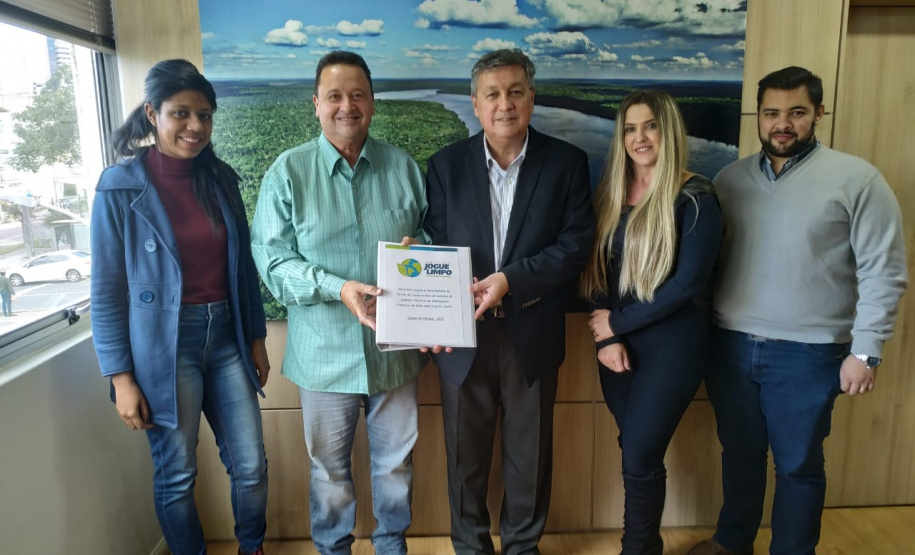 A Divisão de Resíduos Sólidos da Secretaria de Estado do DesenvolvimentoSustentável e do Turismo recebeu nesta sexta-feira (24) o diretor executivo doInstituto Jogue Limpo, Ezio Camilo Antunes, para discutir a destinação dasembalagens de óleo lubrificante no Estado do Paraná. -  Curitiba, 24/05/2019  -  Foto: Divulgação SEDEST