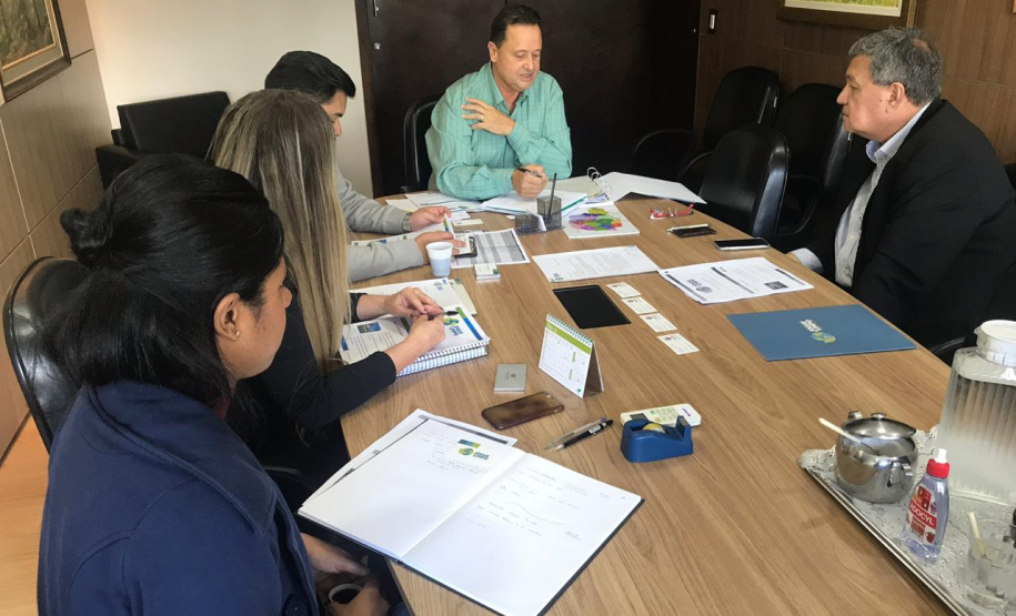 A Divisão de Resíduos Sólidos da Secretaria de Estado do DesenvolvimentoSustentável e do Turismo recebeu nesta sexta-feira (24) o diretor executivo doInstituto Jogue Limpo, Ezio Camilo Antunes, para discutir a destinação dasembalagens de óleo lubrificante no Estado do Paraná. -  Curitiba, 24/05/2019  -  Foto: Divulgação SEDEST