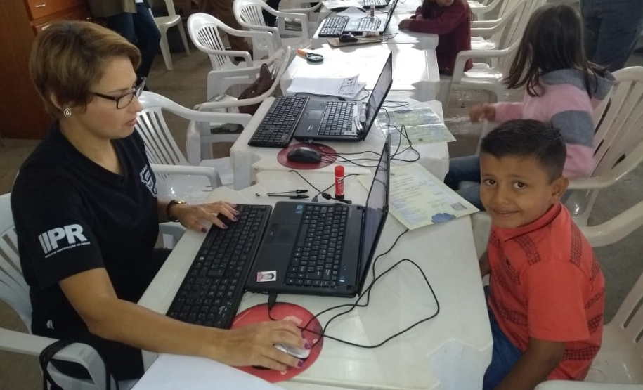 O Paraná Cidadão, a feira de serviços de cidadania, defesa de direitos e inclusão social da Secretaria da Justiça, Família e Trabalho realizou em apenas três dias mais de 10 mil atendimentos em Carlópolis, no Norte Pioneiro. Foram emitidas 1.483 carteiras de identidade e 851 CPF’s, além de 63 carteiras de trabalho. “São serviços gratuitos que contribuem para uma sociedade mais equilibrada e justa”, disse o secretário Ney Leprevost. Foto:SEJUT