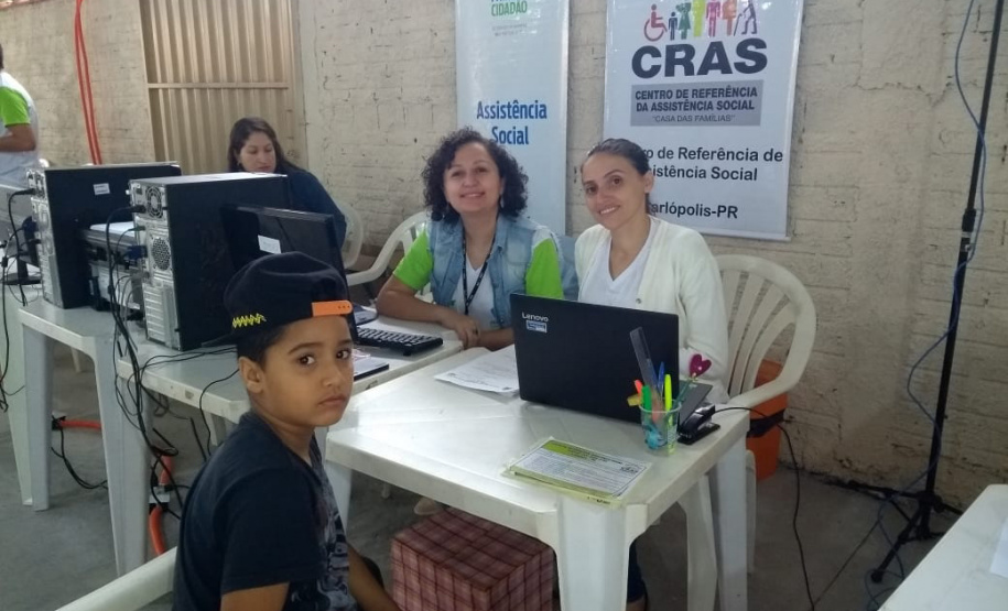 O Paraná Cidadão, a feira de serviços de cidadania, defesa de direitos e inclusão social da Secretaria da Justiça, Família e Trabalho realizou em apenas três dias mais de 10 mil atendimentos em Carlópolis, no Norte Pioneiro. Foram emitidas 1.483 carteiras de identidade e 851 CPF’s, além de 63 carteiras de trabalho. “São serviços gratuitos que contribuem para uma sociedade mais equilibrada e justa”, disse o secretário Ney Leprevost. Foto:SEJUT