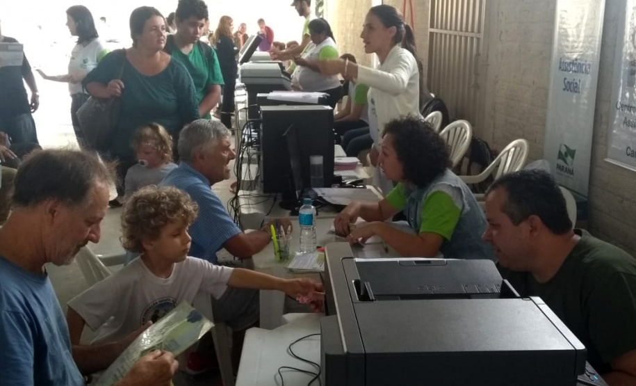 O Paraná Cidadão, a feira de serviços de cidadania, defesa de direitos e inclusão social da Secretaria da Justiça, Família e Trabalho realizou em apenas três dias mais de 10 mil atendimentos em Carlópolis, no Norte Pioneiro. Foram emitidas 1.483 carteiras de identidade e 851 CPF’s, além de 63 carteiras de trabalho. “São serviços gratuitos que contribuem para uma sociedade mais equilibrada e justa”, disse o secretário Ney Leprevost. Foto:SEJUT
