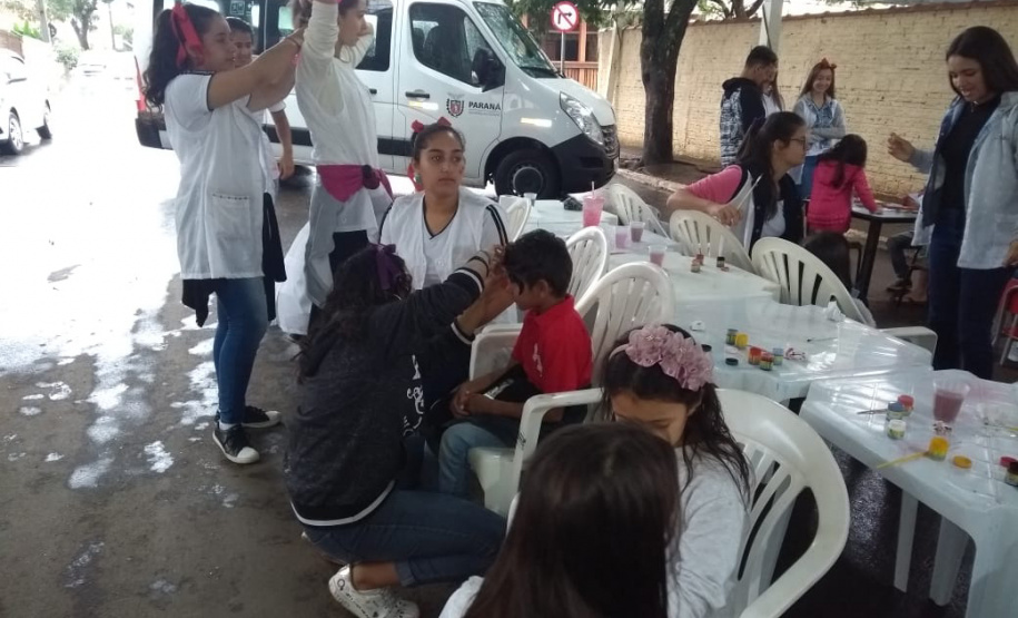 O Paraná Cidadão, a feira de serviços de cidadania, defesa de direitos e inclusão social da Secretaria da Justiça, Família e Trabalho realizou em apenas três dias mais de 10 mil atendimentos em Carlópolis, no Norte Pioneiro. Foram emitidas 1.483 carteiras de identidade e 851 CPF’s, além de 63 carteiras de trabalho. “São serviços gratuitos que contribuem para uma sociedade mais equilibrada e justa”, disse o secretário Ney Leprevost. Foto:SEJUT