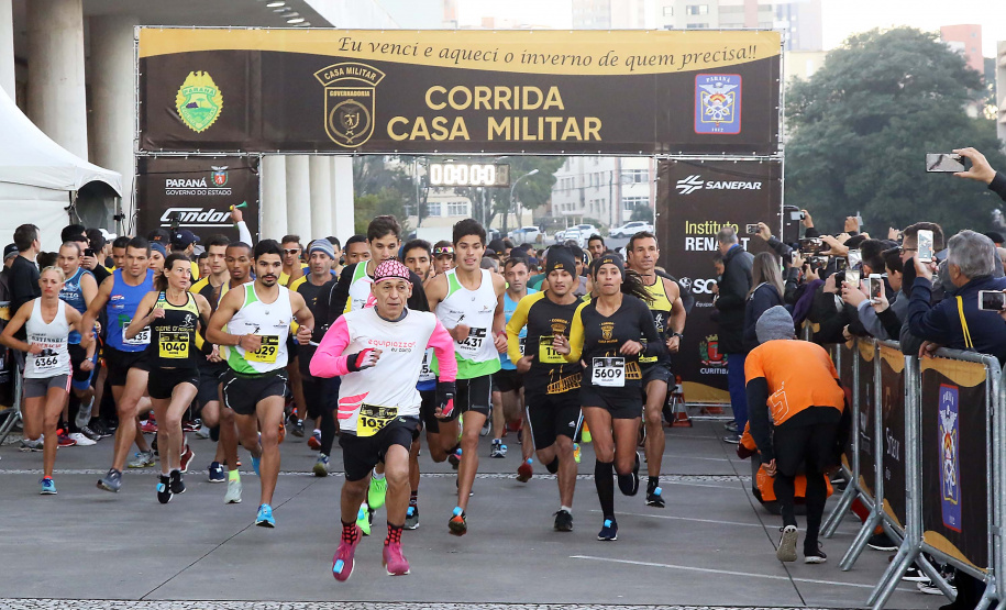 A 2ª Corrida da Casa Militar aconteceu neste domingo (26) em frente ao Palácio Iguaçu. Mais de 3 mil pessoas participaram do evento, que arrecadou agasalho para instituições sociais do Estado e também contribuirá com a campanha Corra para aquecer o inverno de quem precisa.As provas foram de 5 km e 10 km, caminhada de 3 km e kids, com chegada prevista também para o Palácio Iguaçu. Curitiba,26/05/2019 Foto:Jaelson Lucas / ANPr