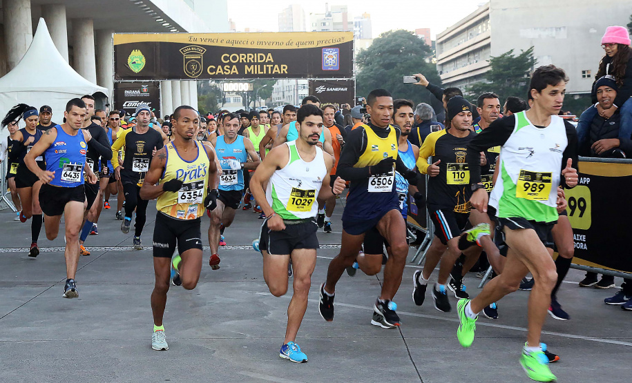 A 2ª Corrida da Casa Militar aconteceu neste domingo (26) em frente ao Palácio Iguaçu. Mais de 3 mil pessoas participaram do evento, que arrecadou agasalho para instituições sociais do Estado e também contribuirá com a campanha Corra para aquecer o inverno de quem precisa.As provas foram de 5 km e 10 km, caminhada de 3 km e kids, com chegada prevista também para o Palácio Iguaçu. Curitiba,26/05/2019 Foto:Jaelson Lucas / ANPr