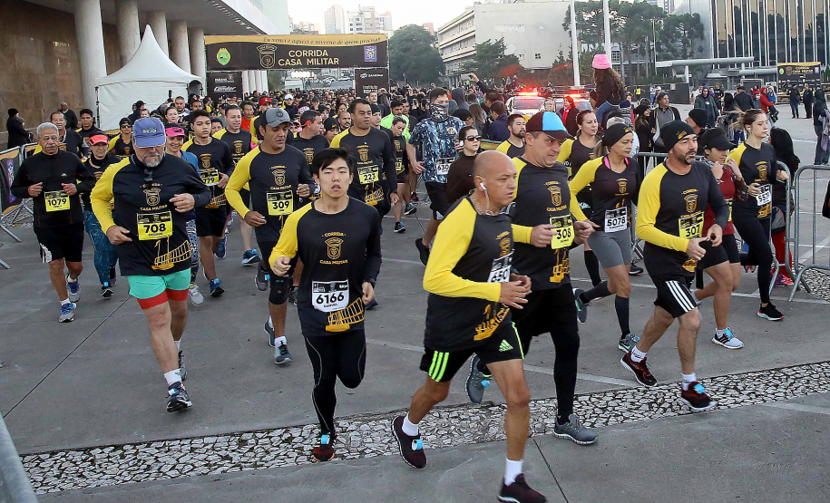 A 2ª Corrida da Casa Militar aconteceu neste domingo (26) em frente ao Palácio Iguaçu. Mais de 3 mil pessoas participaram do evento, que arrecadou agasalho para instituições sociais do Estado e também contribuirá com a campanha Corra para aquecer o inverno de quem precisa.As provas foram de 5 km e 10 km, caminhada de 3 km e kids, com chegada prevista também para o Palácio Iguaçu. Curitiba,26/05/2019 Foto:Jaelson Lucas / ANPr