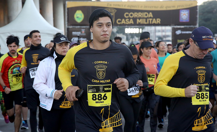 A 2ª Corrida da Casa Militar aconteceu neste domingo (26) em frente ao Palácio Iguaçu. Mais de 3 mil pessoas participaram do evento, que arrecadou agasalho para instituições sociais do Estado e também contribuirá com a campanha Corra para aquecer o inverno de quem precisa.As provas foram de 5 km e 10 km, caminhada de 3 km e kids, com chegada prevista também para o Palácio Iguaçu. Curitiba,26/05/2019 Foto:Jaelson Lucas / ANPr