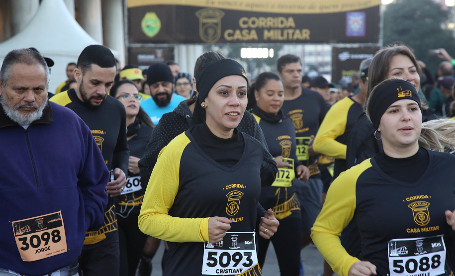 A 2ª Corrida da Casa Militar aconteceu neste domingo (26) em frente ao Palácio Iguaçu. Mais de 3 mil pessoas participaram do evento, que arrecadou agasalho para instituições sociais do Estado e também contribuirá com a campanha Corra para aquecer o inverno de quem precisa.As provas foram de 5 km e 10 km, caminhada de 3 km e kids, com chegada prevista também para o Palácio Iguaçu. Curitiba,26/05/2019 Foto:Jaelson Lucas / ANPr