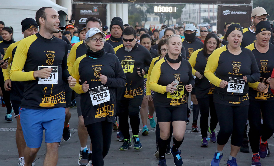 A 2ª Corrida da Casa Militar aconteceu neste domingo (26) em frente ao Palácio Iguaçu. Mais de 3 mil pessoas participaram do evento, que arrecadou agasalho para instituições sociais do Estado e também contribuirá com a campanha Corra para aquecer o inverno de quem precisa.As provas foram de 5 km e 10 km, caminhada de 3 km e kids, com chegada prevista também para o Palácio Iguaçu. Curitiba,26/05/2019 Foto:Jaelson Lucas / ANPr