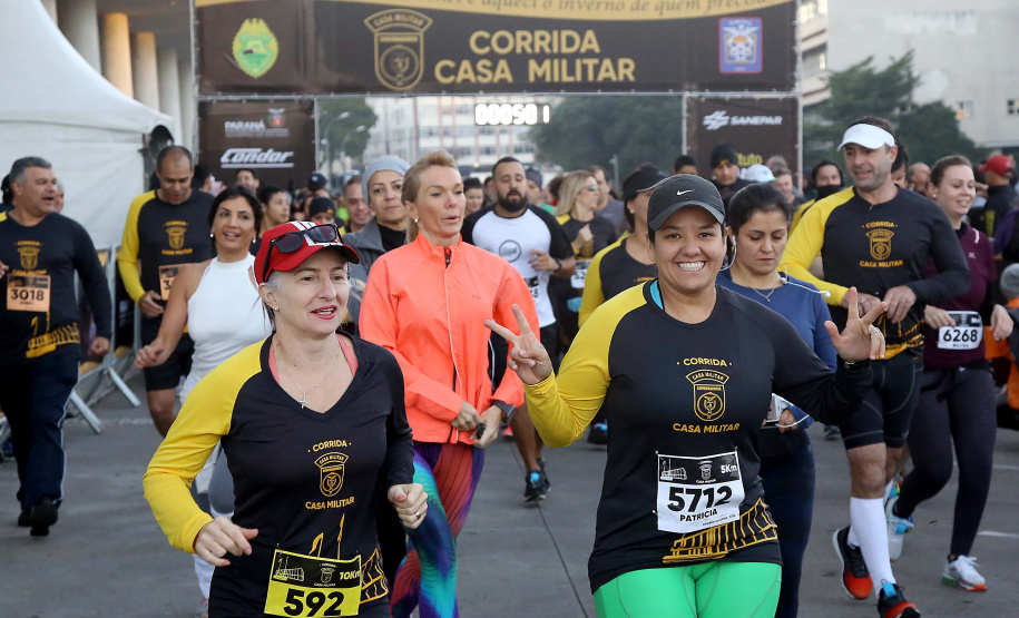 A 2ª Corrida da Casa Militar aconteceu neste domingo (26) em frente ao Palácio Iguaçu. Mais de 3 mil pessoas participaram do evento, que arrecadou agasalho para instituições sociais do Estado e também contribuirá com a campanha Corra para aquecer o inverno de quem precisa.As provas foram de 5 km e 10 km, caminhada de 3 km e kids, com chegada prevista também para o Palácio Iguaçu. Curitiba,26/05/2019 Foto:Jaelson Lucas / ANPr