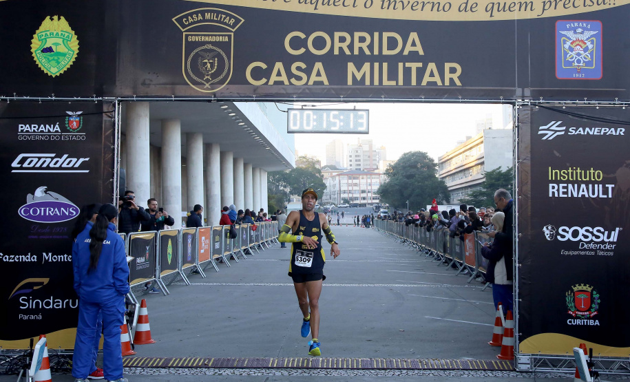 A 2ª Corrida da Casa Militar aconteceu neste domingo (26) em frente ao Palácio Iguaçu. Mais de 3 mil pessoas participaram do evento, que arrecadou agasalho para instituições sociais do Estado e também contribuirá com a campanha Corra para aquecer o inverno de quem precisa.As provas foram de 5 km e 10 km, caminhada de 3 km e kids, com chegada prevista também para o Palácio Iguaçu. Curitiba,26/05/2019 Foto:Jaelson Lucas / ANPr