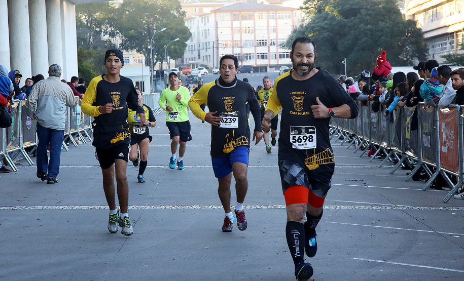 A 2ª Corrida da Casa Militar aconteceu neste domingo (26) em frente ao Palácio Iguaçu. Mais de 3 mil pessoas participaram do evento, que arrecadou agasalho para instituições sociais do Estado e também contribuirá com a campanha Corra para aquecer o inverno de quem precisa.As provas foram de 5 km e 10 km, caminhada de 3 km e kids, com chegada prevista também para o Palácio Iguaçu. Curitiba,26/05/2019 Foto:Jaelson Lucas / ANPr