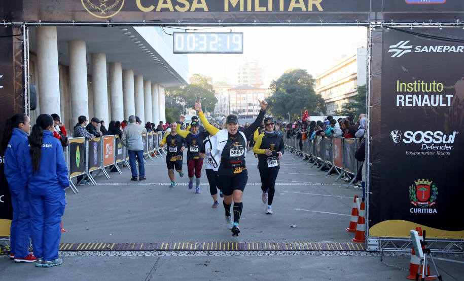 A 2ª Corrida da Casa Militar aconteceu neste domingo (26) em frente ao Palácio Iguaçu. Mais de 3 mil pessoas participaram do evento, que arrecadou agasalho para instituições sociais do Estado e também contribuirá com a campanha Corra para aquecer o inverno de quem precisa.As provas foram de 5 km e 10 km, caminhada de 3 km e kids, com chegada prevista também para o Palácio Iguaçu. Curitiba,26/05/2019 Foto:Jaelson Lucas / ANPr