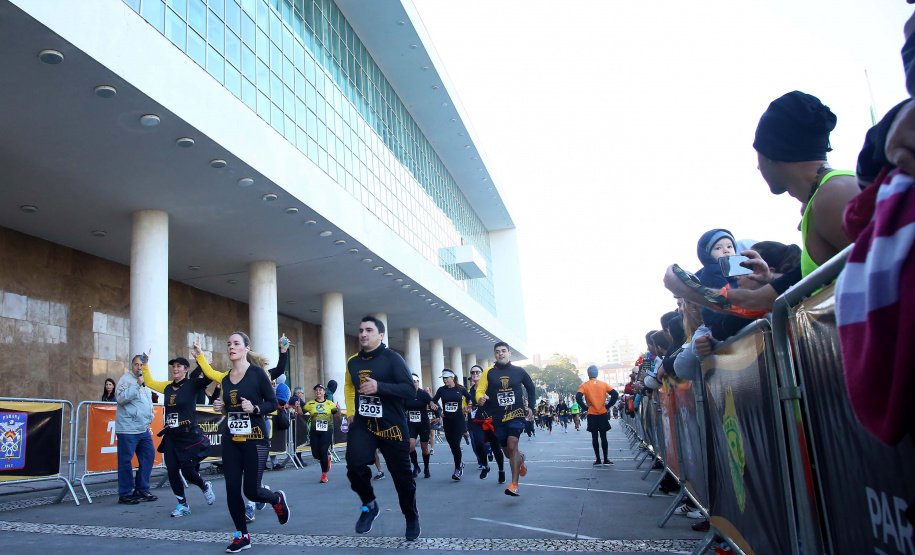 A 2ª Corrida da Casa Militar aconteceu neste domingo (26) em frente ao Palácio Iguaçu. Mais de 3 mil pessoas participaram do evento, que arrecadou agasalho para instituições sociais do Estado e também contribuirá com a campanha Corra para aquecer o inverno de quem precisa.As provas foram de 5 km e 10 km, caminhada de 3 km e kids, com chegada prevista também para o Palácio Iguaçu. Curitiba,26/05/2019 Foto:Jaelson Lucas / ANPr