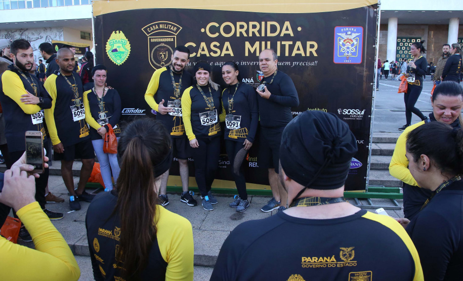 A 2ª Corrida da Casa Militar aconteceu neste domingo (26) em frente ao Palácio Iguaçu. Mais de 3 mil pessoas participaram do evento, que arrecadou agasalho para instituições sociais do Estado e também contribuirá com a campanha Corra para aquecer o inverno de quem precisa.As provas foram de 5 km e 10 km, caminhada de 3 km e kids, com chegada prevista também para o Palácio Iguaçu. Curitiba,26/05/2019 Foto:Jaelson Lucas / ANPr