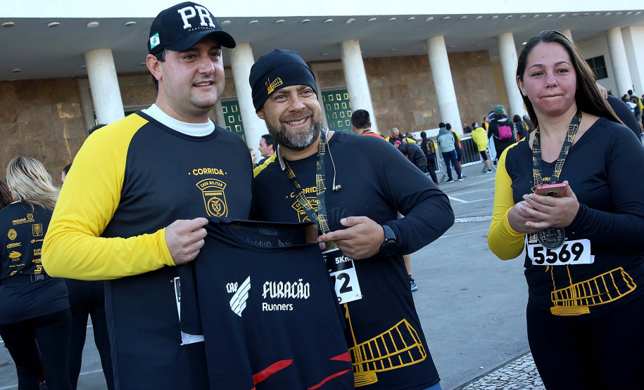 A 2ª Corrida da Casa Militar aconteceu neste domingo (26) em frente ao Palácio Iguaçu. Mais de 3 mil pessoas participaram do evento, que arrecadou agasalho para instituições sociais do Estado e também contribuirá com a campanha Corra para aquecer o inverno de quem precisa.As provas foram de 5 km e 10 km, caminhada de 3 km e kids, com chegada prevista também para o Palácio Iguaçu. Curitiba,26/05/2019 Foto:Jaelson Lucas / ANPr