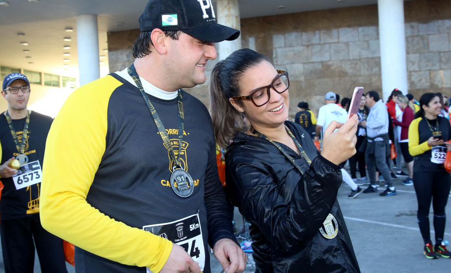 A 2ª Corrida da Casa Militar aconteceu neste domingo (26) em frente ao Palácio Iguaçu. Mais de 3 mil pessoas participaram do evento, que arrecadou agasalho para instituições sociais do Estado e também contribuirá com a campanha Corra para aquecer o inverno de quem precisa.As provas foram de 5 km e 10 km, caminhada de 3 km e kids, com chegada prevista também para o Palácio Iguaçu. Curitiba,26/05/2019 Foto:Jaelson Lucas / ANPr