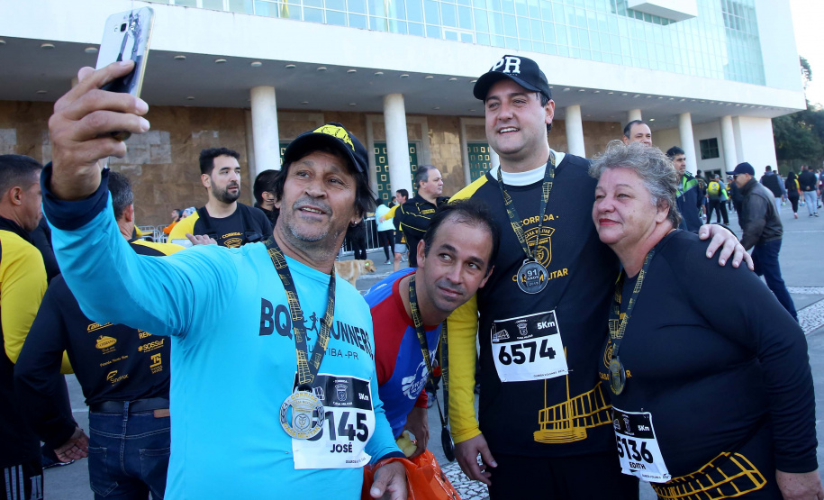 A 2ª Corrida da Casa Militar aconteceu neste domingo (26) em frente ao Palácio Iguaçu. Mais de 3 mil pessoas participaram do evento, que arrecadou agasalho para instituições sociais do Estado e também contribuirá com a campanha Corra para aquecer o inverno de quem precisa.As provas foram de 5 km e 10 km, caminhada de 3 km e kids, com chegada prevista também para o Palácio Iguaçu. Curitiba,26/05/2019 Foto:Jaelson Lucas / ANPr
