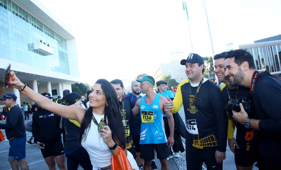 A 2ª Corrida da Casa Militar aconteceu neste domingo (26) em frente ao Palácio Iguaçu. Mais de 3 mil pessoas participaram do evento, que arrecadou agasalho para instituições sociais do Estado e também contribuirá com a campanha Corra para aquecer o inverno de quem precisa.As provas foram de 5 km e 10 km, caminhada de 3 km e kids, com chegada prevista também para o Palácio Iguaçu. Curitiba,26/05/2019 Foto:Jaelson Lucas / ANPr
