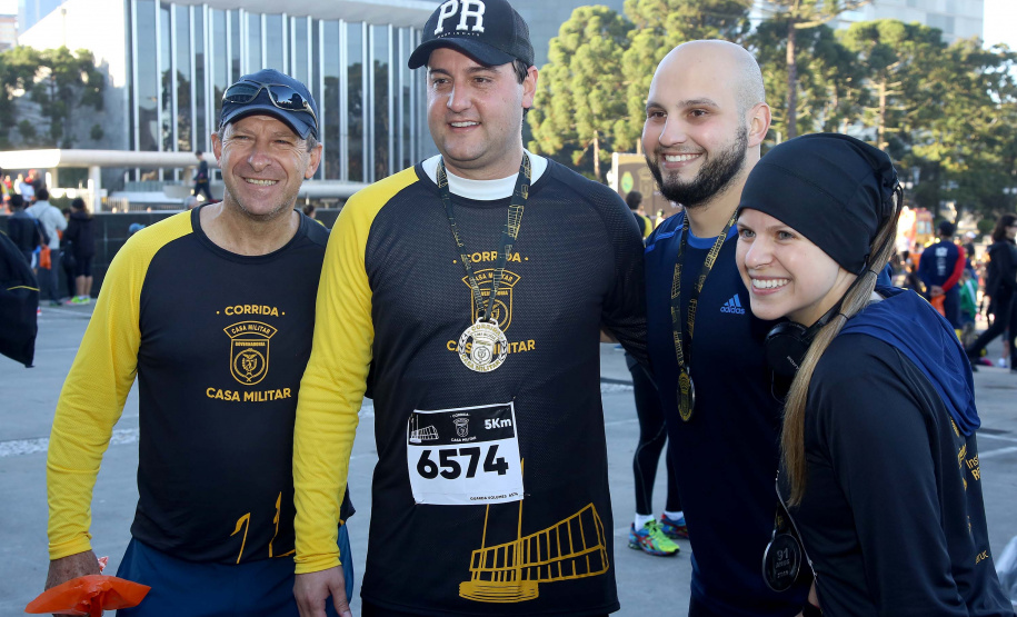 A 2ª Corrida da Casa Militar aconteceu neste domingo (26) em frente ao Palácio Iguaçu. Mais de 3 mil pessoas participaram do evento, que arrecadou agasalho para instituições sociais do Estado e também contribuirá com a campanha Corra para aquecer o inverno de quem precisa.As provas foram de 5 km e 10 km, caminhada de 3 km e kids, com chegada prevista também para o Palácio Iguaçu. Curitiba,26/05/2019 Foto:Jaelson Lucas / ANPr