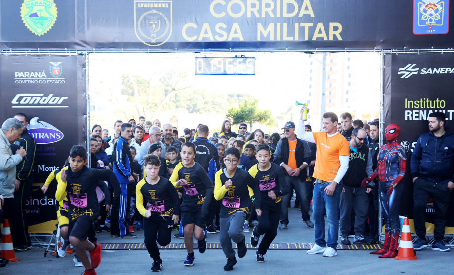 A 2ª Corrida da Casa Militar aconteceu neste domingo (26) em frente ao Palácio Iguaçu. Mais de 3 mil pessoas participaram do evento, que arrecadou agasalho para instituições sociais do Estado e também contribuirá com a campanha Corra para aquecer o inverno de quem precisa.As provas foram de 5 km e 10 km, caminhada de 3 km e kids, com chegada prevista também para o Palácio Iguaçu. Curitiba,26/05/2019 Foto:Jaelson Lucas / ANPr
