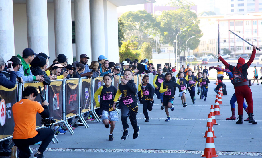A 2ª Corrida da Casa Militar aconteceu neste domingo (26) em frente ao Palácio Iguaçu. Mais de 3 mil pessoas participaram do evento, que arrecadou agasalho para instituições sociais do Estado e também contribuirá com a campanha Corra para aquecer o inverno de quem precisa.As provas foram de 5 km e 10 km, caminhada de 3 km e kids, com chegada prevista também para o Palácio Iguaçu. Curitiba,26/05/2019 Foto:Jaelson Lucas / ANPr