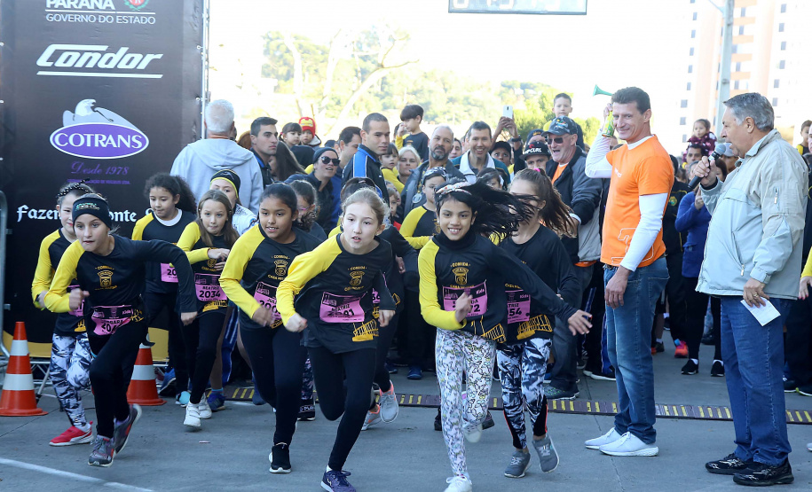 A 2ª Corrida da Casa Militar aconteceu neste domingo (26) em frente ao Palácio Iguaçu. Mais de 3 mil pessoas participaram do evento, que arrecadou agasalho para instituições sociais do Estado e também contribuirá com a campanha Corra para aquecer o inverno de quem precisa.As provas foram de 5 km e 10 km, caminhada de 3 km e kids, com chegada prevista também para o Palácio Iguaçu. Curitiba,26/05/2019 Foto:Jaelson Lucas / ANPr