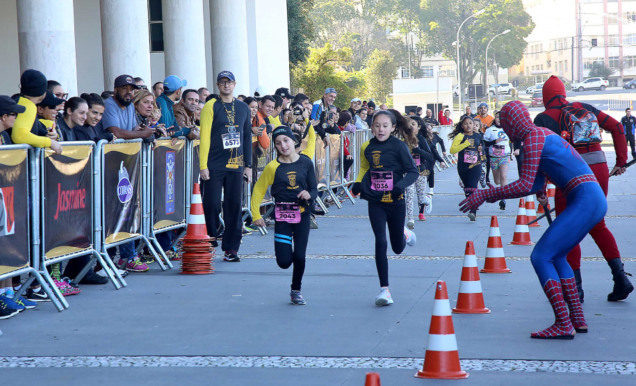 A 2ª Corrida da Casa Militar aconteceu neste domingo (26) em frente ao Palácio Iguaçu. Mais de 3 mil pessoas participaram do evento, que arrecadou agasalho para instituições sociais do Estado e também contribuirá com a campanha Corra para aquecer o inverno de quem precisa.As provas foram de 5 km e 10 km, caminhada de 3 km e kids, com chegada prevista também para o Palácio Iguaçu. Curitiba,26/05/2019 Foto:Jaelson Lucas / ANPr