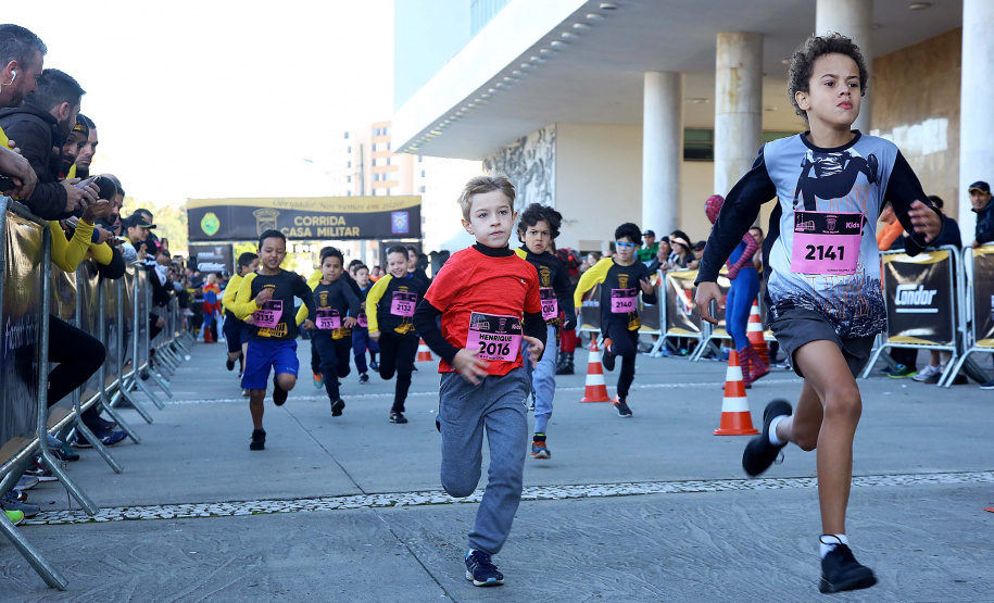 A 2ª Corrida da Casa Militar aconteceu neste domingo (26) em frente ao Palácio Iguaçu. Mais de 3 mil pessoas participaram do evento, que arrecadou agasalho para instituições sociais do Estado e também contribuirá com a campanha Corra para aquecer o inverno de quem precisa.As provas foram de 5 km e 10 km, caminhada de 3 km e kids, com chegada prevista também para o Palácio Iguaçu. Curitiba,26/05/2019 Foto:Jaelson Lucas / ANPr