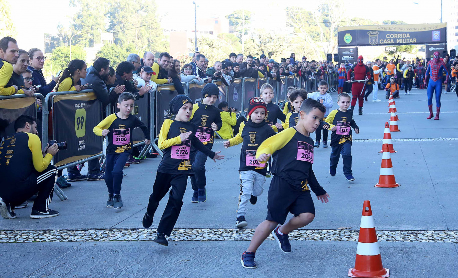 A 2ª Corrida da Casa Militar aconteceu neste domingo (26) em frente ao Palácio Iguaçu. Mais de 3 mil pessoas participaram do evento, que arrecadou agasalho para instituições sociais do Estado e também contribuirá com a campanha Corra para aquecer o inverno de quem precisa.As provas foram de 5 km e 10 km, caminhada de 3 km e kids, com chegada prevista também para o Palácio Iguaçu. Curitiba,26/05/2019 Foto:Jaelson Lucas / ANPr