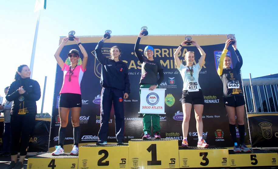 A 2ª Corrida da Casa Militar aconteceu neste domingo (26) em frente ao Palácio Iguaçu. Mais de 3 mil pessoas participaram do evento, que arrecadou agasalho para instituições sociais do Estado e também contribuirá com a campanha Corra para aquecer o inverno de quem precisa.As provas foram de 5 km e 10 km, caminhada de 3 km e kids, com chegada prevista também para o Palácio Iguaçu. Curitiba,26/05/2019 Foto:Jaelson Lucas / ANPr