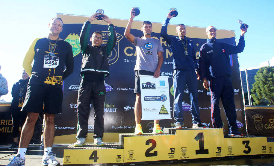 A 2ª Corrida da Casa Militar aconteceu neste domingo (26) em frente ao Palácio Iguaçu. Mais de 3 mil pessoas participaram do evento, que arrecadou agasalho para instituições sociais do Estado e também contribuirá com a campanha Corra para aquecer o inverno de quem precisa.As provas foram de 5 km e 10 km, caminhada de 3 km e kids, com chegada prevista também para o Palácio Iguaçu. Curitiba,26/05/2019 Foto:Jaelson Lucas / ANPr