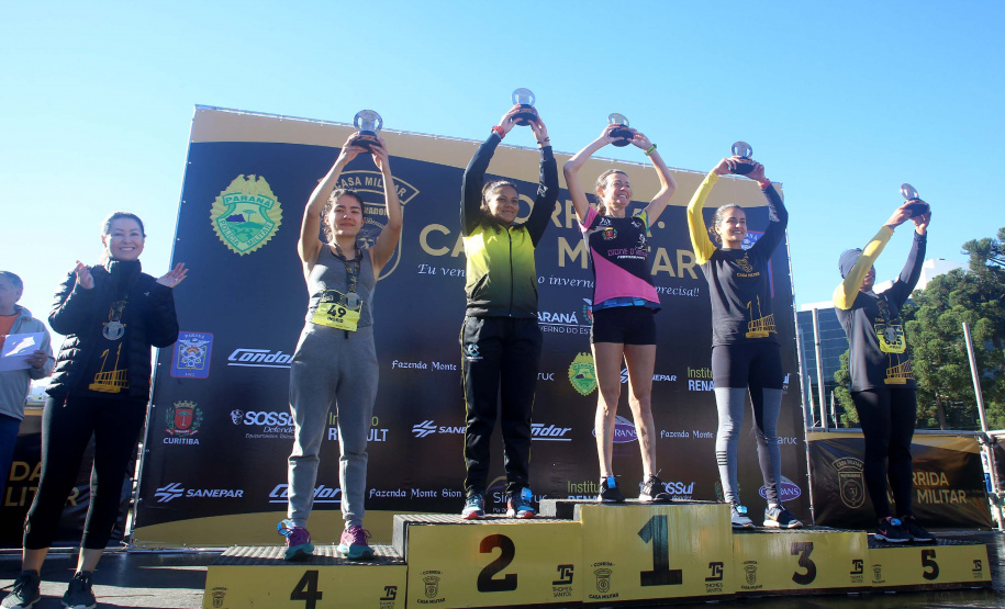A 2ª Corrida da Casa Militar aconteceu neste domingo (26) em frente ao Palácio Iguaçu. Mais de 3 mil pessoas participaram do evento, que arrecadou agasalho para instituições sociais do Estado e também contribuirá com a campanha Corra para aquecer o inverno de quem precisa.As provas foram de 5 km e 10 km, caminhada de 3 km e kids, com chegada prevista também para o Palácio Iguaçu. Curitiba,26/05/2019 Foto:Jaelson Lucas / ANPr
