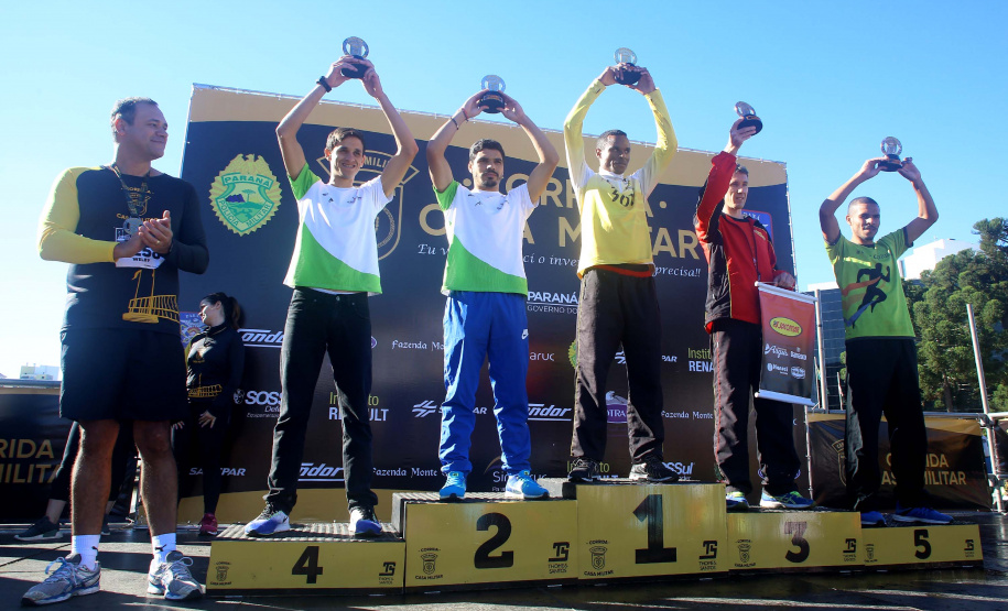 A 2ª Corrida da Casa Militar aconteceu neste domingo (26) em frente ao Palácio Iguaçu. Mais de 3 mil pessoas participaram do evento, que arrecadou agasalho para instituições sociais do Estado e também contribuirá com a campanha Corra para aquecer o inverno de quem precisa.As provas foram de 5 km e 10 km, caminhada de 3 km e kids, com chegada prevista também para o Palácio Iguaçu. Curitiba,26/05/2019 Foto:Jaelson Lucas / ANPr