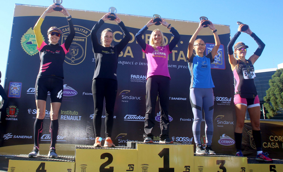 A 2ª Corrida da Casa Militar aconteceu neste domingo (26) em frente ao Palácio Iguaçu. Mais de 3 mil pessoas participaram do evento, que arrecadou agasalho para instituições sociais do Estado e também contribuirá com a campanha Corra para aquecer o inverno de quem precisa.As provas foram de 5 km e 10 km, caminhada de 3 km e kids, com chegada prevista também para o Palácio Iguaçu. Curitiba,26/05/2019 Foto:Jaelson Lucas / ANPr