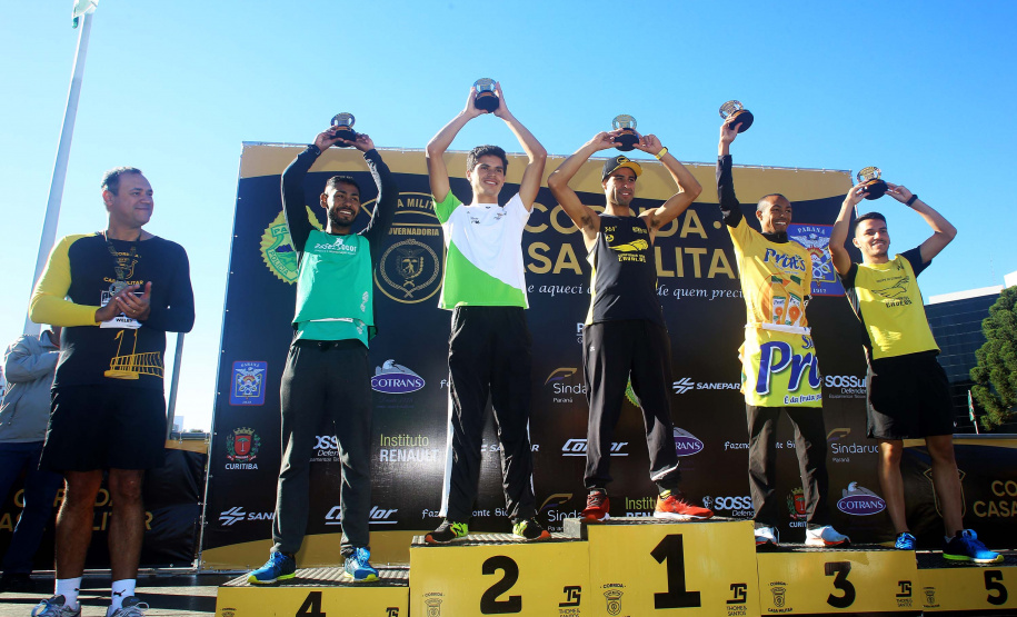 A 2ª Corrida da Casa Militar aconteceu neste domingo (26) em frente ao Palácio Iguaçu. Mais de 3 mil pessoas participaram do evento, que arrecadou agasalho para instituições sociais do Estado e também contribuirá com a campanha Corra para aquecer o inverno de quem precisa.As provas foram de 5 km e 10 km, caminhada de 3 km e kids, com chegada prevista também para o Palácio Iguaçu. Curitiba,26/05/2019 Foto:Jaelson Lucas / ANPr