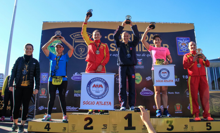 A 2ª Corrida da Casa Militar aconteceu neste domingo (26) em frente ao Palácio Iguaçu. Mais de 3 mil pessoas participaram do evento, que arrecadou agasalho para instituições sociais do Estado e também contribuirá com a campanha Corra para aquecer o inverno de quem precisa.As provas foram de 5 km e 10 km, caminhada de 3 km e kids, com chegada prevista também para o Palácio Iguaçu. Curitiba,26/05/2019 Foto: Valdelino Pontes