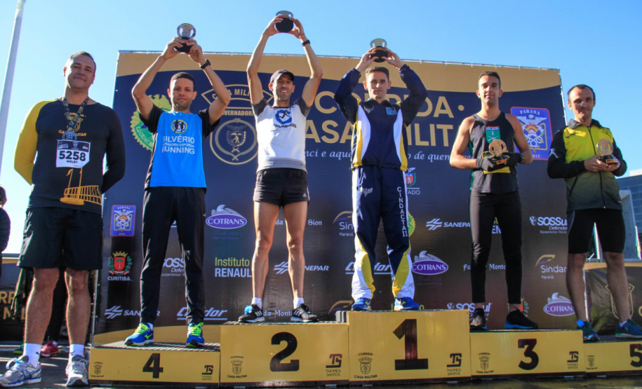 A 2ª Corrida da Casa Militar aconteceu neste domingo (26) em frente ao Palácio Iguaçu. Mais de 3 mil pessoas participaram do evento, que arrecadou agasalho para instituições sociais do Estado e também contribuirá com a campanha Corra para aquecer o inverno de quem precisa.As provas foram de 5 km e 10 km, caminhada de 3 km e kids, com chegada prevista também para o Palácio Iguaçu. Curitiba,26/05/2019 Foto: Valdelino Pontes