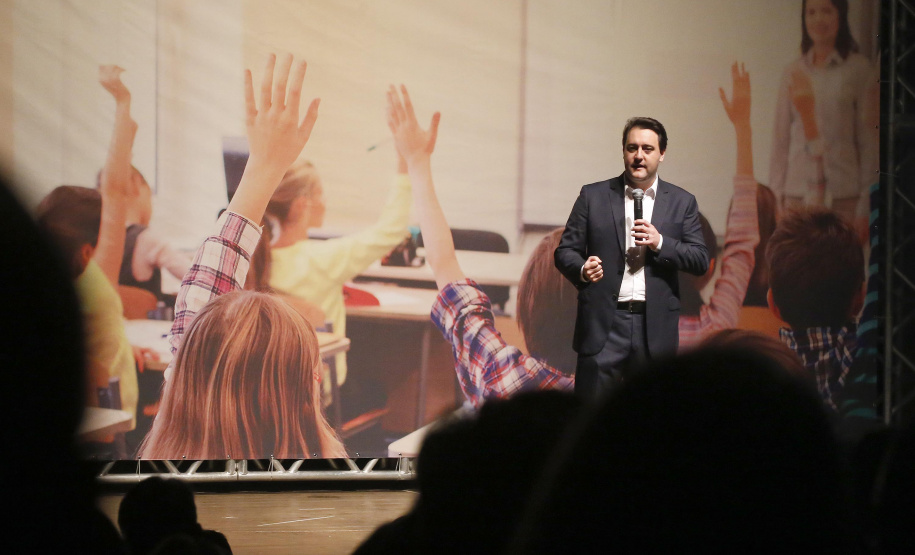 O governador Carlos Massa Ratinho Junior e o secretário da Educação e Esporte, Renato Feder, apresentaram nesta segunda-feira (27/05) o programa Escola Presente, criado para evitar o abandono escolar.Curitiba, 27-05-19.Foto: Arnaldo Alves / ANPr.